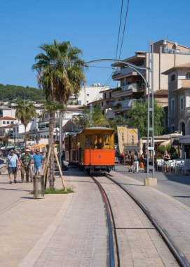 Port de Soller. Mallorca. İspanya. 4.10.2023. Ünlü turuncu tramvay Soller 'dan Port de Soller' a gidiyor. Güneşli bir gün, bir sürü turist