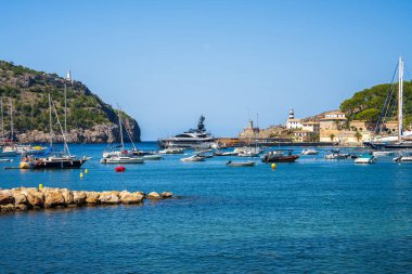 Port de Soller. Mallorca Adası, İspanya, 4.10.2023 Limanı. Birçok yat ve gemi var. 