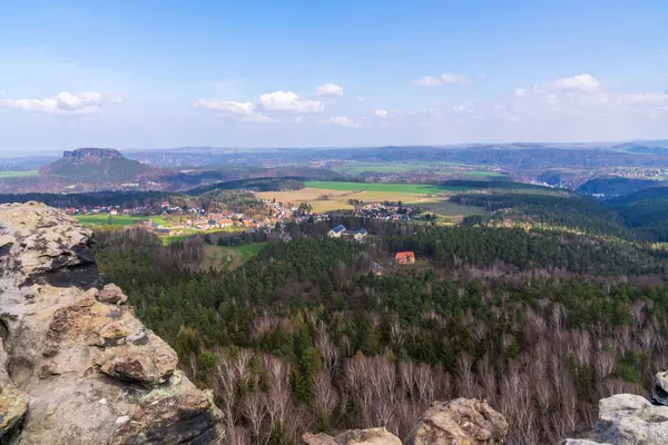 Sakson İsviçre Ulusal Parkı 'nın güzel manzarası. Konigstein 'in görüntüsü. Almanya, Dresden yakınlarında. 