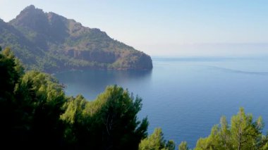 Mallorca sahil şeridinin muhteşem manzarası. Yüksek dağlar, berrak mavi su. Mallorca Adası, Majorka İspanya, Akdeniz. Balear Adaları 