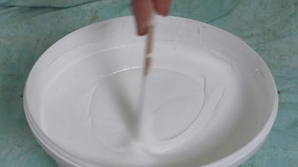 Close Mão Homem Mexendo Tinta Branca Para Pintar Paredes Dentro — Vídeo de Stock