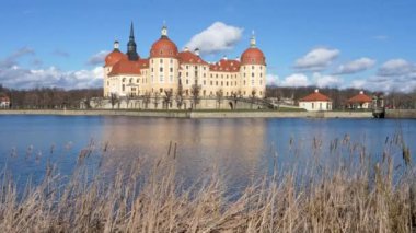 Ünlü Moritzburg kalesi, park, göl üzerindeki kale güneşli bir günde, mavi gökyüzü, güzel bulutlu gökyüzü. Sudaki gölün yansıması, Alman mimarisi, Almanya