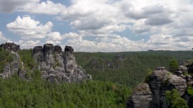 Çarpıcı dağ manzarası. Güneş ışığında güzel manzaralı resmedilmeye değer bir manzara. Ulusal Park Sakson İsviçre, Dresden yakınlarında, Almanya