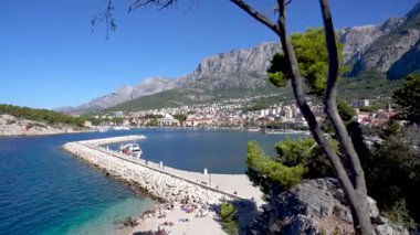 Hırvatistan 'ın bir turizm kenti olan Makarska, güzel bir dağ manzarası arasında yer alıyor. Mavi, şeffaf deniz. Denize doğru uzanan beyaz bir set..