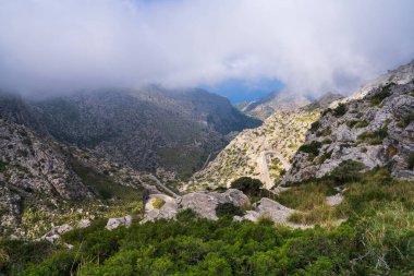 İspanya 'nın Mallorca adasındaki ünlü viraj yolu Sa Calobra üzerinde bulutlar. Mallorca 'nın güzel dağları. Akdeniz, Mallorca, Majorka, Balear Adaları