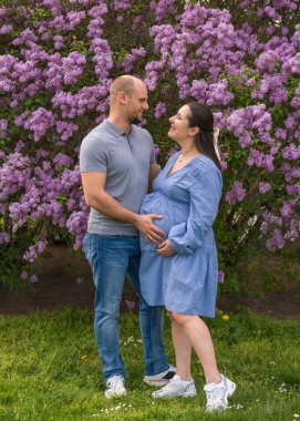 Mutlu bir aile bebek bekliyor ve birbirlerine sevgilerini ifade ediyorlar.