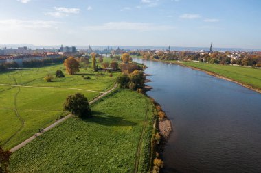 Meissen, Almanya, Elbe Nehri, Albrechtsburg Kalesi 'nin turistik manzarası. Ünlü turizm beldesi. 
