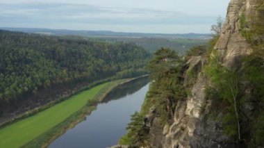 Almanya 'nın Saksonya eyaletinin Elbe Nehri kıyısındaki Sakson İsviçre Ulusal Parkı' ndaki Bastei Köprüsü. Yüksek kalite 4K görüntü