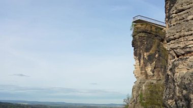Almanya 'nın Saksonya eyaletinin Elbe Nehri kıyısındaki Sakson İsviçre Ulusal Parkı' ndaki Bastei Köprüsü. Gözlem güvertesi, Elbe Nehri manzarası.. 