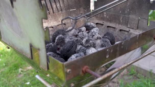 Começar Incêndio Com Carvão Numa Grelha Homem Vira Brasas Close — Vídeo de Stock