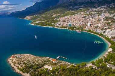 Hava fotoğrafı. Hırvatistan 'ın Dalmaçya kentinin Makarska kenti yakınlarındaki bir kuş bakışı manzaralı güzel bir kıyı şeridi. Makarska Riviera, Avrupa 'nın ünlü ve turistik mekanı