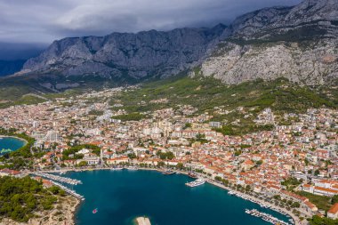 Hava aracı görüntüsü. Hırvatistan 'ın Dalmaçya kentinin Makarska kenti yakınlarındaki kuş bakışı bir kıyı şeridi. Makarska Riviera, Avrupa 'nın ünlü ve turistik mekanı