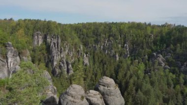 Sakson İsviçre ulusal parkındaki yüksek dağlar, Almanya. Bastei Köprüsü 'nden görüntü. Turistler arasında çok popüler bir yer.