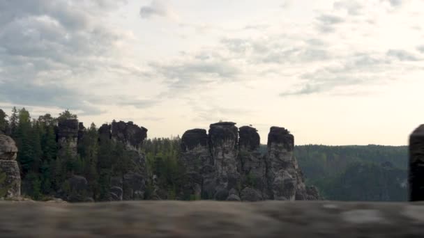 Går Över Bastebron Tidigt Morgonen Nationalparken Saxon Schweiz Turistplats — Stockvideo