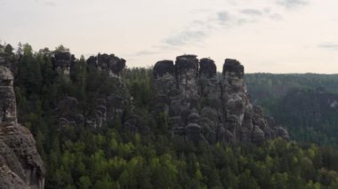 Ünlü, turistik yer - Saksonya İsviçre Ulusal Parkı 'ndaki Bastei Köprüsü, Almanya.