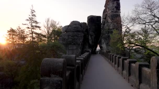 ドイツの国立公園サクソン スイスにある山々の美しい場所で 人のいない有名なBastei Bridge 登る太陽が山の風景に輝いている — ストック動画