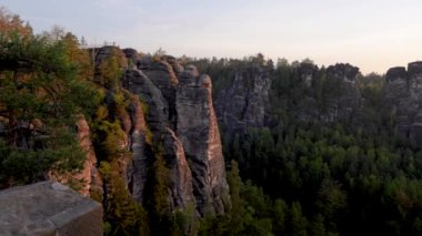 Bastei Köprüsü 'nden yüksek kayalıklara kadar güzel bir manzara. Ulusal Park Sakson İsviçre, Almanya. Dresden 'den çok uzak değil. 