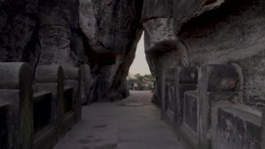 Benimle Sakson İsviçre Ulusal Parkı 'ndaki ünlü turistik mekan Bastei Köprüsü' ne gel. Gözlem güvertesine çıkıyoruz ve muhteşem dağ manzarasına bakıyoruz..