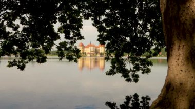 Suda güzel bir kale. Meşhur Moritzburg şatosunun manzarası ağaçların, parkın, gölün üzerindeki şatonun, Alman mimarisinin, Almanya 'nın