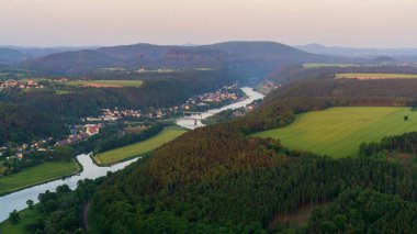 Muhteşem bir sabah manzarası. Dağlarda gün doğumu. Almanya 'daki Sakson İsviçre Ulusal Parkı' ndaki Bastei Köprüsü 'nden görüntü. Dresden 'den çok uzak değil. 