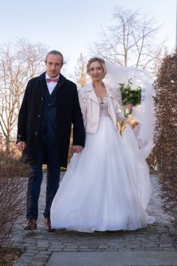 Mutlu gelin ve damat yürüyüş yapıyor.