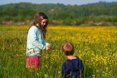 Sevimli bir oğlan ve kız dışarıda, bir tarlada vakit geçirip etraflarındaki dünyayı keşfediyor ve öğreniyorlar..