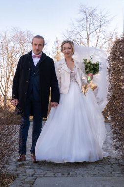 Mutlu gelin ve damat yürüyüş yapıyor. 