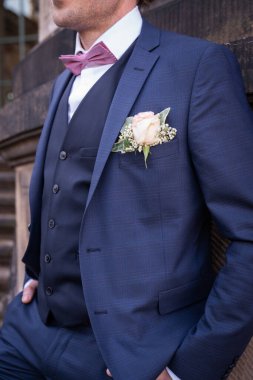 Düğün gününde şık bir damat. Tanımlanamayan bir damadın fotoğrafı.