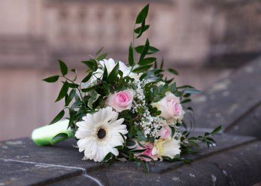 Gelinin buketi bir taşın üzerinde yatıyor. Güzel düğün detayları