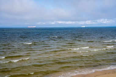 Büyük turist gemileri uzaklarda yelken açarlar. Baltık Denizi. Almanya