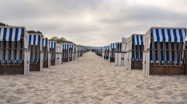 Kum plajı ve geleneksel güneş pansiyonları gün batımında, Kuzey Almanya 'da, Baltık Denizi kıyısında. Almanya 