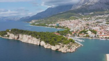 Güzel Makarska kasabası, yüksek dağlar, Makarska Riviera plajı, Hırvatistan. Dalmaçya, Hırvatistan.