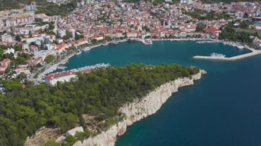 Makarska Riviera 'daki muhteşem turist kasabasının havasından görüntü. Adriyatik denizi, turkuaz berrak su ve beyaz kumla. Sahildeki ustalık. Ufuktaki dağlar. Makarska. Hırvatistan 