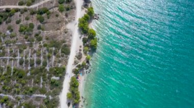 Güzel kıyı şeridi boyunca bir dron uçurmak, berrak turkuaz deniz. Makarska, Hırvatistan, Adriyatik Denizi. Denizde yaz tatili kavramı