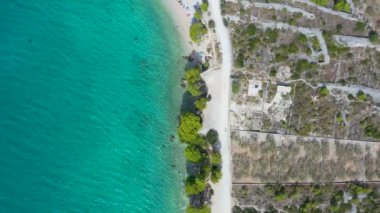 Güzel bir sahil manzarası, berrak bir deniz, dağlık bir manzara. Makarska Riviera, Hırvatistan, Dalmaçya. Rahatlamak için ideal bir yer.