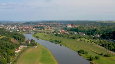 Almanya 'nın güzel, antik Meissen şehrinin hava aracı görüntüsü. Elbe Nehri, güzel kale. 4K formasında yüksek kalite atış