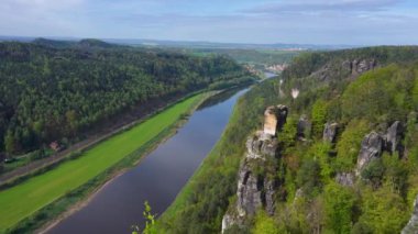 Almanya 'daki Sakson İsviçre Ulusal Parkı' nda Elbe Nehri üzerindeki Bastei kaya oluşumunun etkileyici bir görüntüsü. Açık güneşli gün.