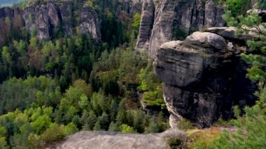  Ünlü Bastei taş köprüsü. Sakson İsviçre Ulusal Parkı, Almanya 