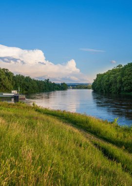 Turist gemisi ve bisiklet yolu için rıhtımı olan güzel bir nehir manzarası. Dresden, Elbe Nehri, Pillnitz Sarayı, Almanya