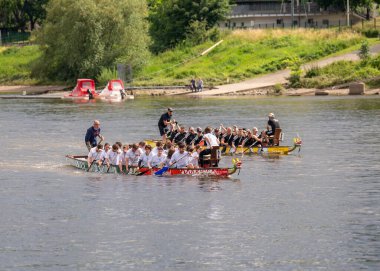 Dresden, Saksonya, Almanya.06.15.2024 Ejderha Teknesi Yarışı. Dresden 'de 31. Ejder Gemisi Festivali. Dresden Ejderha Tekne Festivali 2019 'da başladı. Tüm aile için tatil