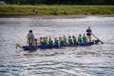 Dresden, Saksonya, Almanya.06.15.2024 Ejderha Teknesi Yarışı. Dresden 'de 31. Ejder Gemisi Festivali. Dresden Ejderha Tekne Festivali 2019 'da başladı. Tüm aile için tatil