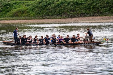 Dresden, Saksonya, Almanya.06.15.2024 Ejderha Teknesi Yarışı. Dresden 'de 31. Ejder Gemisi Festivali. Dresden Ejderha Tekne Festivali 2019 'da başladı. Tüm aile için tatil