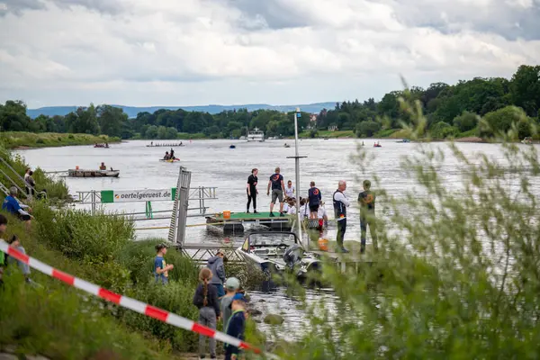 Dresden, Saksonya, Almanya.06.15.2024 Ejderha Teknesi Yarışı. Dresden 'de 31. Ejder Gemisi Festivali. Dresden Ejderha Tekne Festivali 2019 'da başladı. Tüm aile için tatil