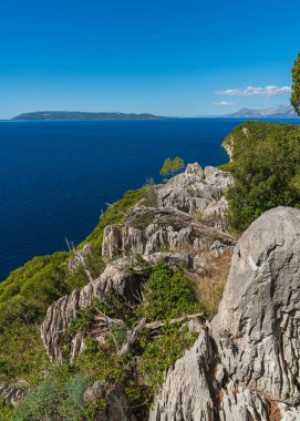 Rocky kıyı şeridi, mavi şeffaf deniz. Denizde yaz tatili. Sıcak yaz. Hırvatistan. Makarska Riviera