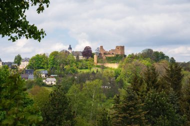 Hilltop Frauenstein Şatosu, 1200 yılında inşa edildi. Erzgebirge, Saksonya, Almanya 'da küçük bir kasaba.