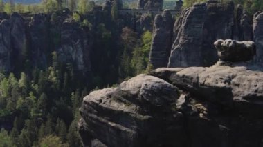 Güzel dağ manzarası. Almanya 'da Sakson İsviçre Ulusal Parkı' nda turistlerle ünlü Bastei Köprüsü. 4K biçimi çekiliyor
