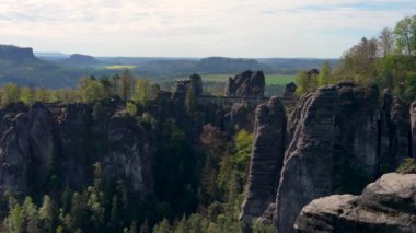Yüksek uçurumlar, Sakson İsviçre Ulusal Parkı 'ndaki Bastei taş köprüsü. Dresden 'den çok uzak değil. Almanya
