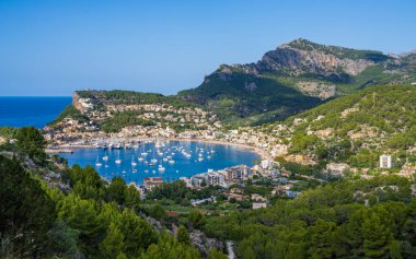 Limanın çok sayıda yatı, Mallorca 'da popüler bir tatil beldesi olan Puerto de Soller' in Balearic köyündeki gemileri olan güzel manzarası. Güneşli bir gün, tatil zamanı.