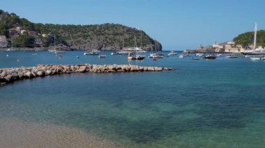 Port de Soller. Mallorca Adası, İspanya, 27.06.2024. Port de Soller 'ın kıyı şeridinin manzarası. Bir sürü yatı ve gemisi olan liman. Mallorca. 