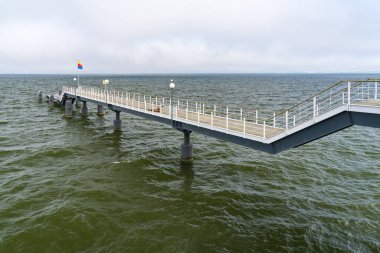 Zinnowitz 'teki Baltık Denizi' nde uzun bir iskele. Almanya 'nın Usedom kentindeki favori turizm merkezi